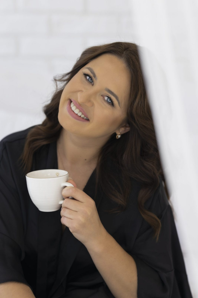 Portret kobiety z filiżanką kawy